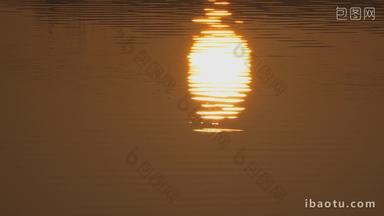 湖面夕阳倒影实拍镜头
